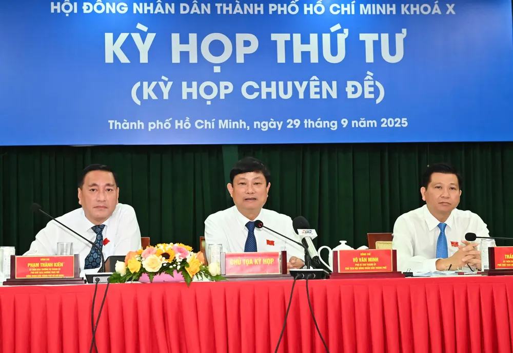 Các đồng chí chủ toạ kỳ họp. Ảnh VIỆT DŨNG 15.jpg