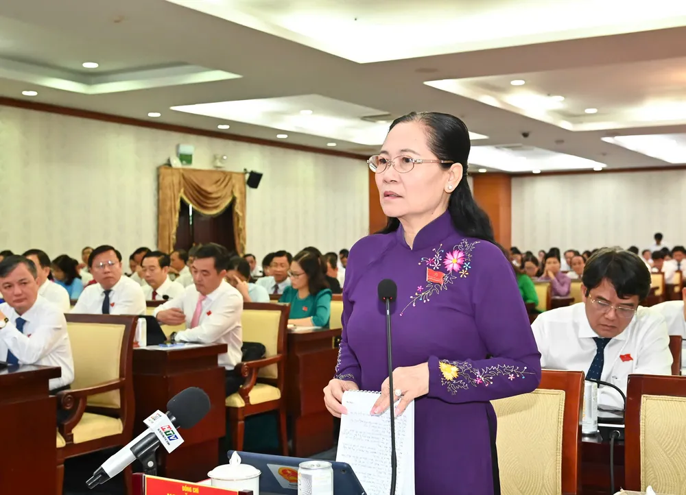 Đồng chí Nguyễn Thị Lệ, nguyên Phó Bí thư Thành ủy, nguyên Chủ tịch HĐND TPHCM, thảo luận tại kỳ họp. Ảnh VIỆT DŨNG 19.jpg