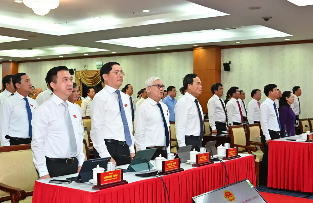 Các đồng chí lãnh đạo TPHCM và các đại biểu thực hiện nghi thức chào cờ. Ảnh VIỆT DŨNG 3.jpg