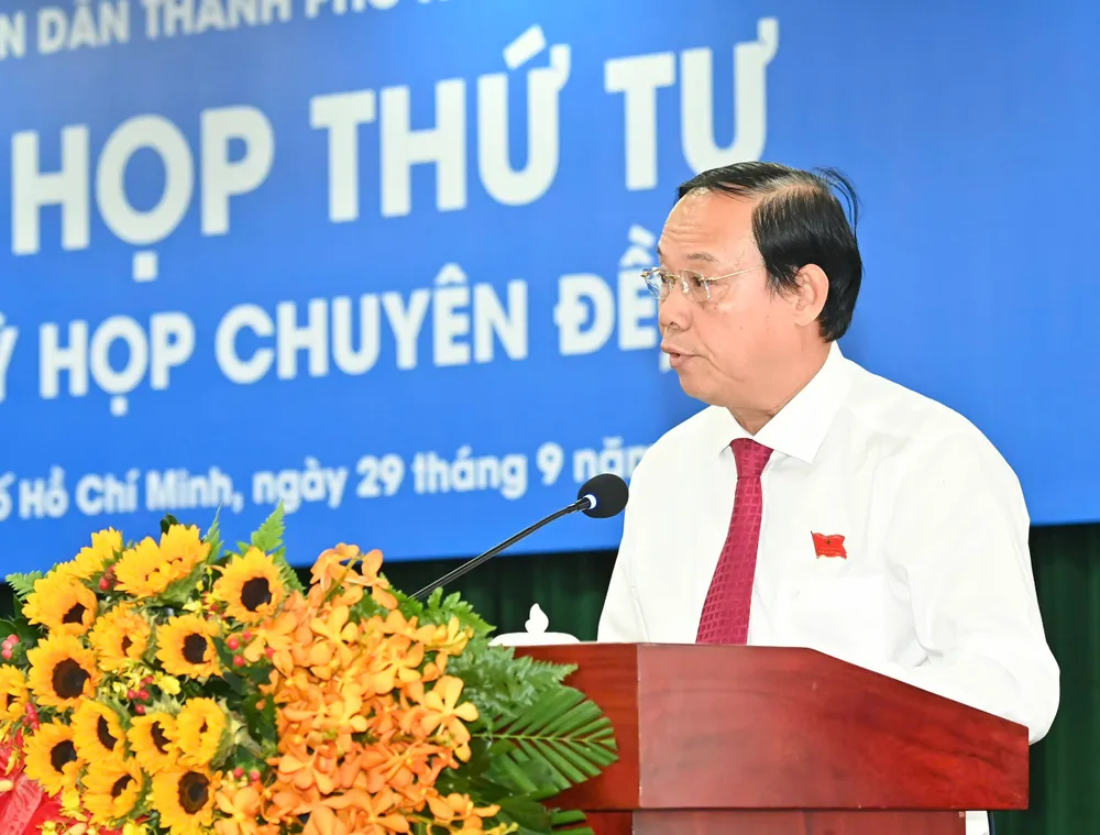 Phó Chủ tịch Thường trực UBND TPHCM Nguyễn Văn Thọ trình HĐND TPHCM các tờ trình. Ảnh VIỆT DŨNG 8.jpg