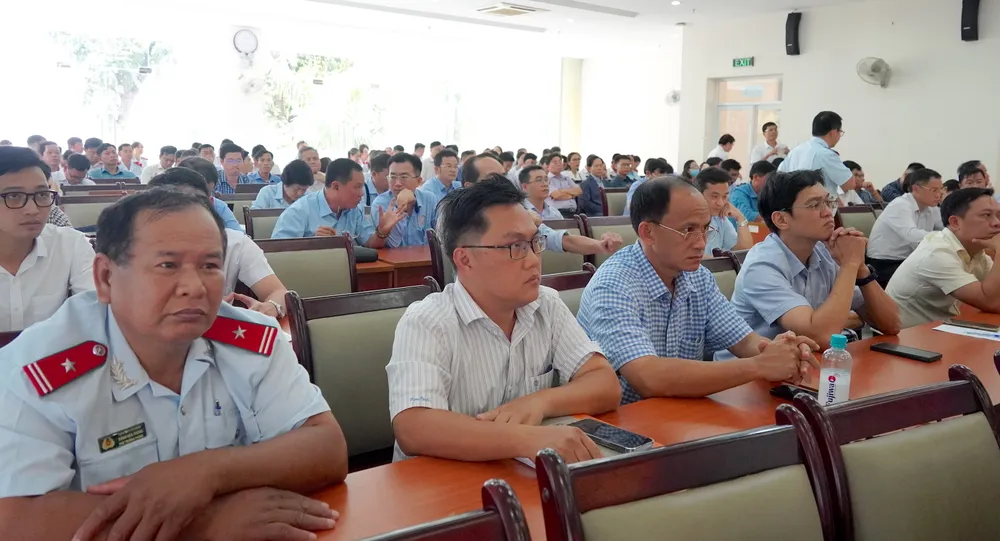 Cán bộ, công chức, đại diện các sở, ngành, đơn vị dự hội nghị 6HH08877.JPG