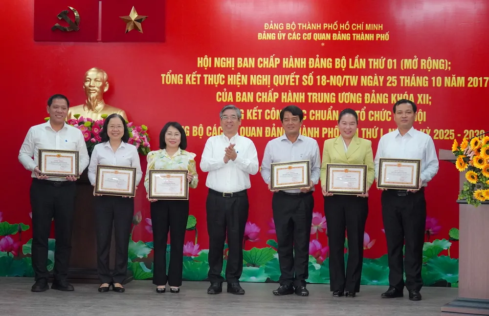 Phó Bí thư Thành ủy TPHCM Nguyễn Phước Lộc tặng giấy khen của Ban Thường vụ Đảng ủy các cơ quan Đảng TPHCM đến các tập thể 6HH09207.JPG