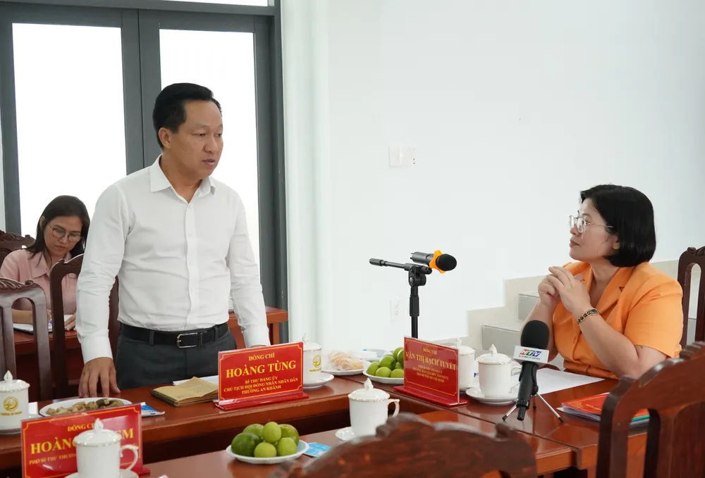 Bí thư Đảng ủy phường An Khánh Hoàng Tùng báo cáo tại hội nghị. Ảnh: PHƯƠNG UYÊN 6HH09438.JPG