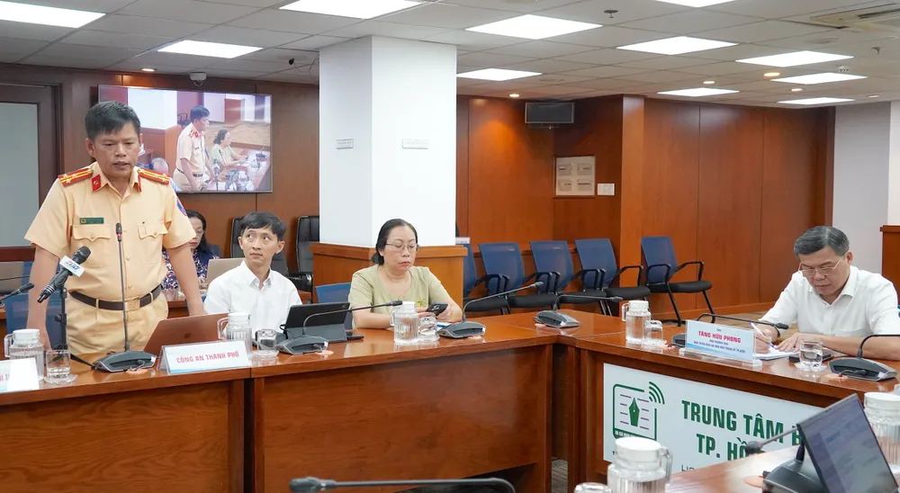 Thượng tá Nguyễn Văn Bình, Phó Trưởng phòng Cảnh sát giao thông, Công an TPHCM thông tin tại họp báo. Ảnh: PHƯƠNG UYÊN 6HH09538.JPG