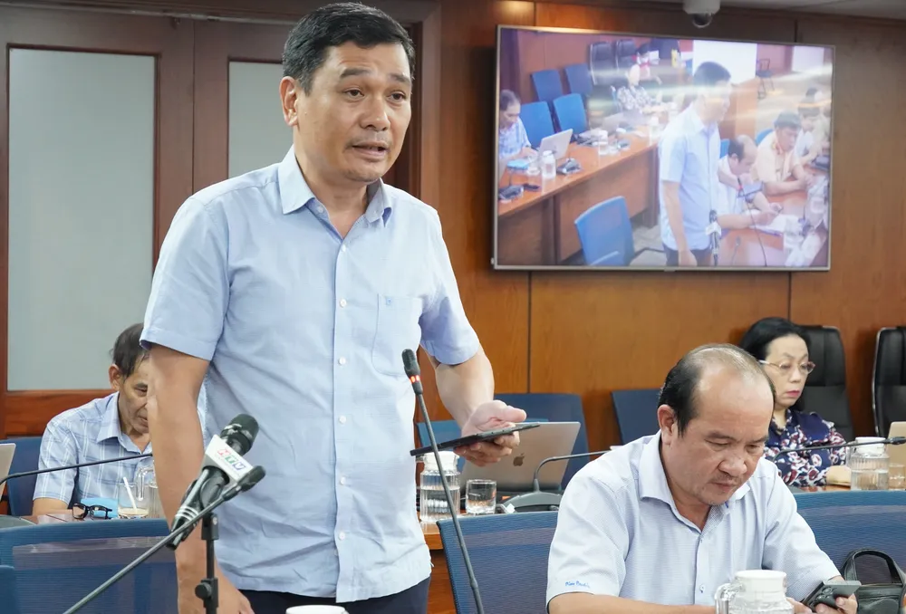 Ông Nguyễn Kiên Giang, Phó trưởng phòng Quản lý bảo trì và khai thác công trình giao thông, Sở Xây dựng TPHCM thông tin tại buổi họp báo. Ảnh: PHƯƠNG UYÊN 6HH09547.JPG