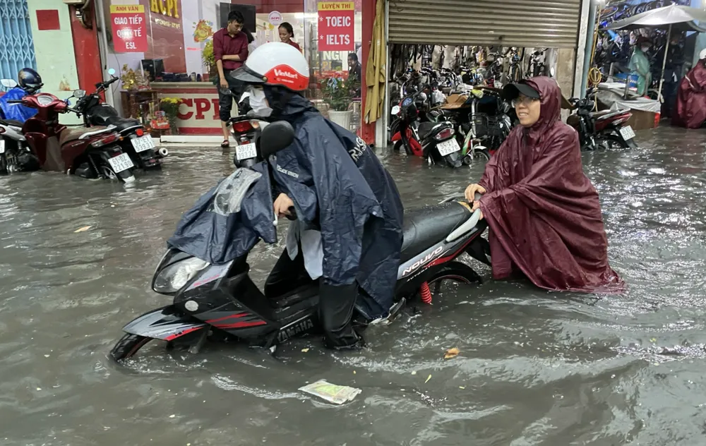 Mưa lớn gây ngập tại khu vực chợ Thủ Đức. Ảnh: QUỐC HÙNG Ảnh chụp Màn hình 2025-10-02 lúc 16.28.25.png