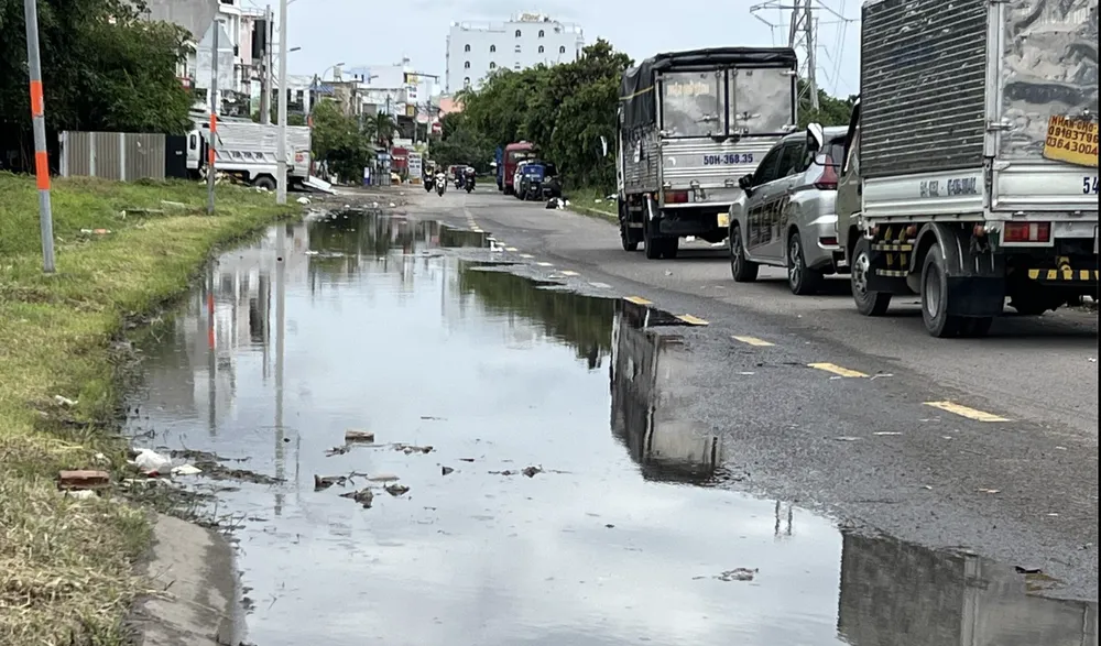 Đường Kha Vạn Cân đọng nước sau mưa. Ảnh: HUY PHONG VOV Ảnh chụp Màn hình 2025-10-02 lúc 16.52.10.png