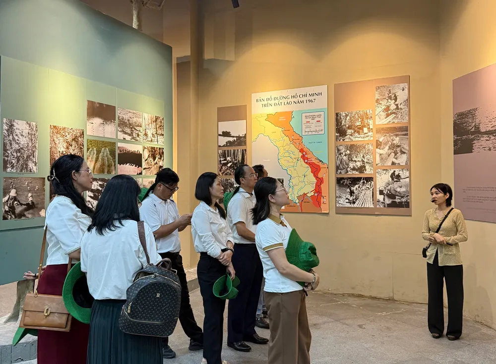 Các đại biểu tham quan Khu truyền thống cách mạng Mậu Thân 1968 3-10. 1.jpg