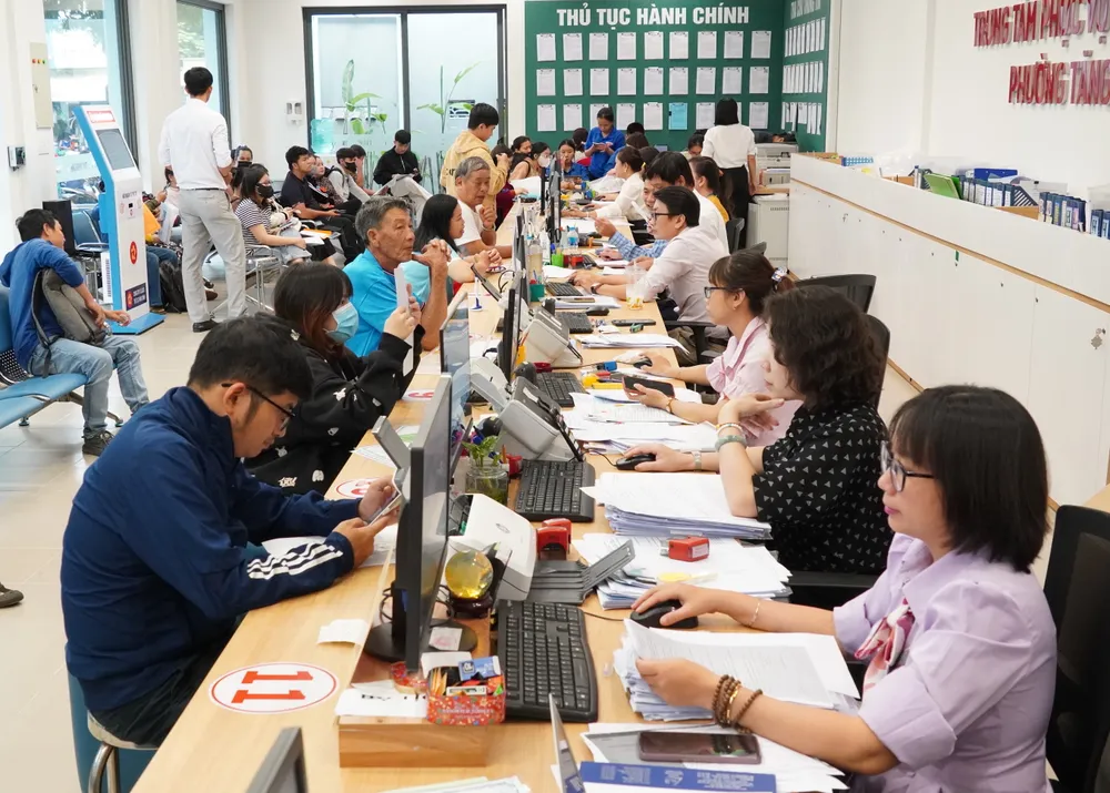 Công chức phường Tăng Nhơn Phú, TPHCM tiếp và giải quyết thủ tục hành chính cho người dân 6.JPG