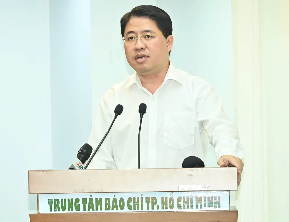 Chánh Văn phòng Thành ủy TPHCM Phạm Hồng Sơn thông tin về chuyển đổi số tại Đại hội đại biểu Đảng bộ TPHCM lần thứ I, nhiệm kỳ 2025-2030. Ảnh: VIỆT DŨNG 1.jpg