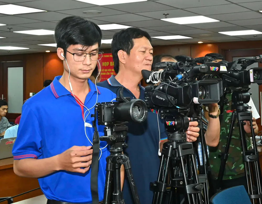 Đông đảo phóng viên báo, đài tham dự họp báo. Ảnh: VIỆT DŨNG 3.jpg