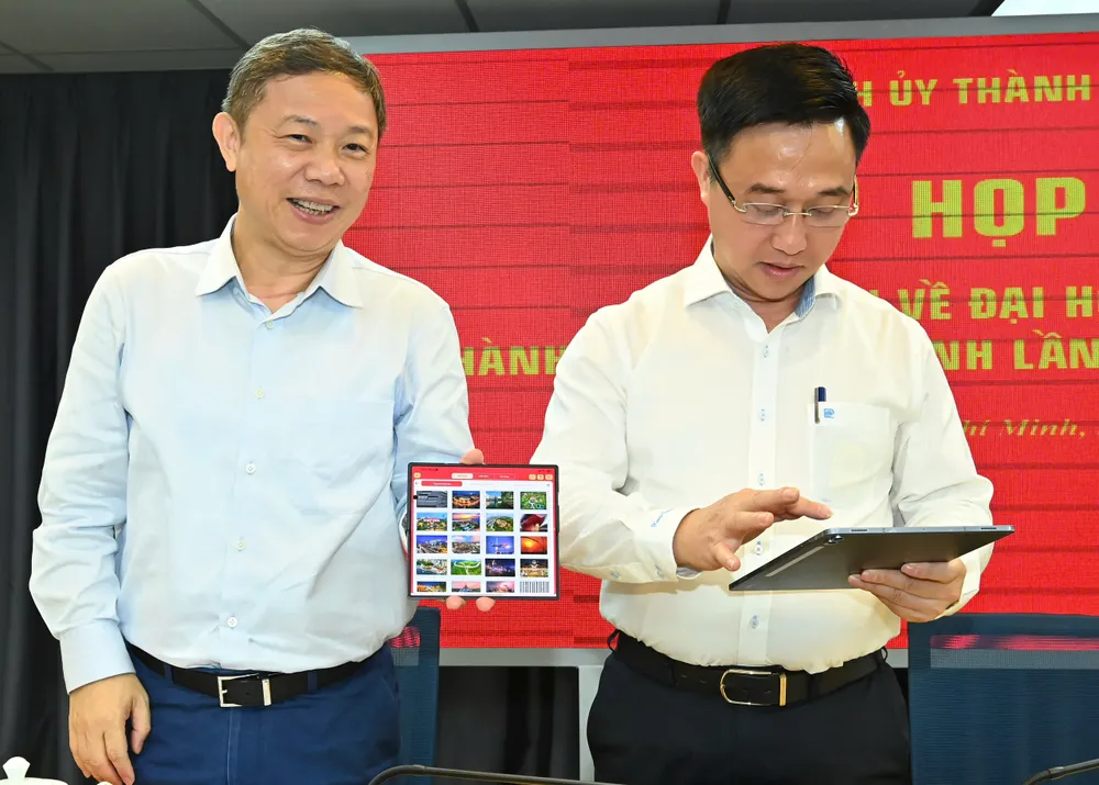 Đồng chí Dương Anh Đức giới thiệu App Đại hội I. Ảnh: VIỆT DŨNG 5.jpg