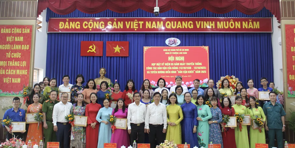 Các cá nhân, tập thể được tuyên dương điển hình "Dân vận khéo" năm 2025 Ảnh chụp Màn hình 2025-10-10 lúc 15.13.58.png