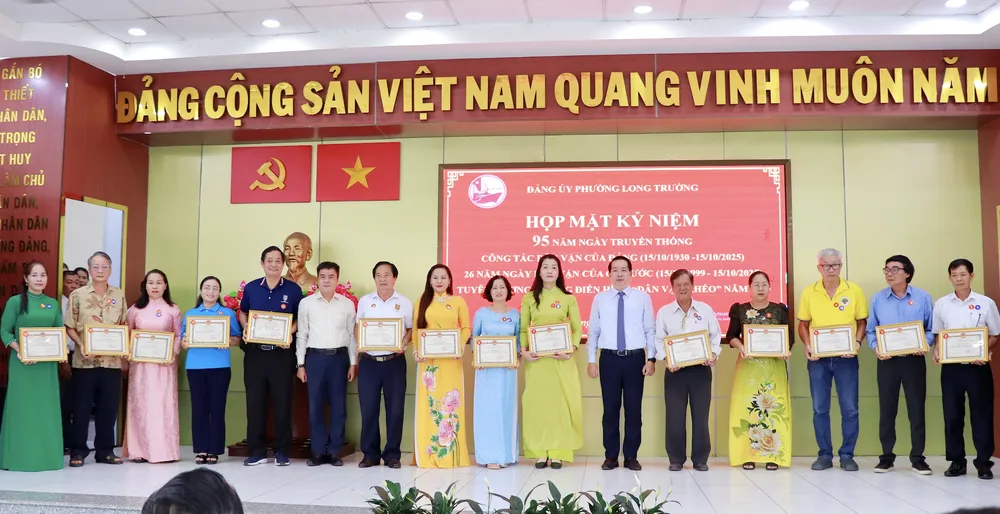 Bí thư Đảng ủy phường Long Trường Kiều Ngọc Vũ biểu dương các tập thể điển hình "Dân vận khéo" năm 2025 Ảnh chụp Màn hình 2025-10-10 lúc 15.17.12.png