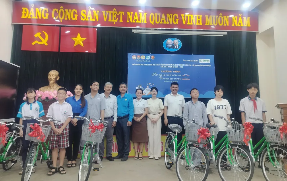 Các em học sinh vui mừng được nhận xe đạp tại chương trình "Tiếp sức học sinh vượt khó - Vui bước đến trường" 11-10. 2.jpg