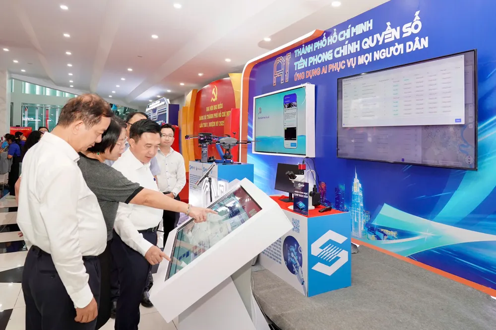 Đại biểu trải nghiệm hệ thống số hóa văn kiện trên tablet 4.jpg