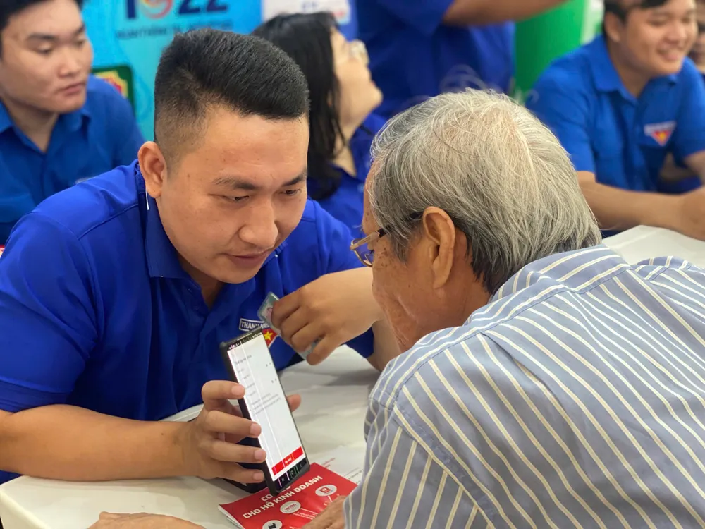 Đoàn viên thanh niên hướng dẫn người dân cài đặt và sử dụng chữ ký số 12-10. Chuyển đổi số 1.jpg