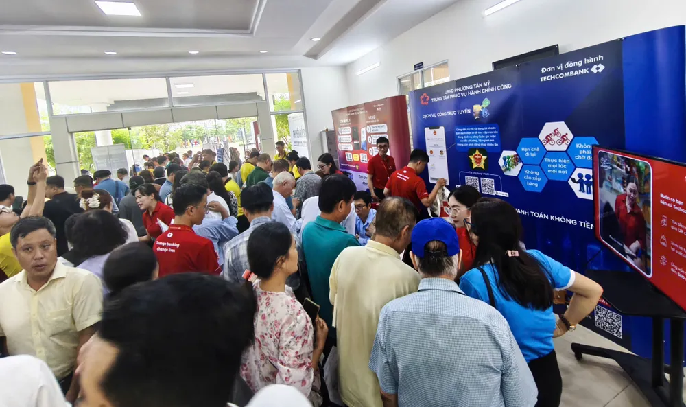 Đông đảo cán bộ, công chức và người dân tham gia hội nghị 14-10. Chuyển đổi số 4.jpg