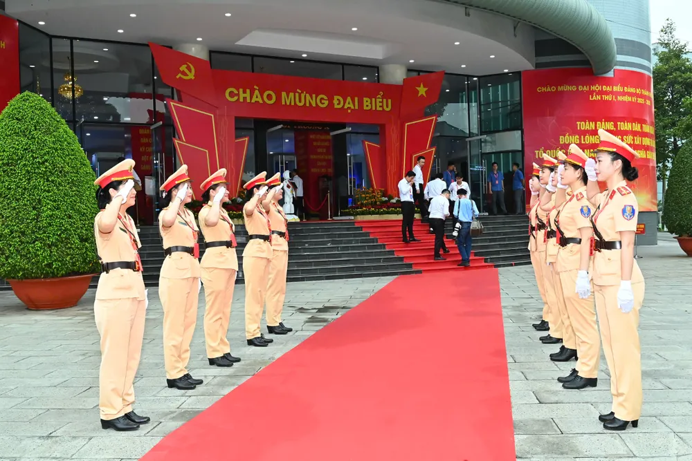 Lực lượng an ninh làm nhiệm vụ tại đại hội z7110125704960_615a1362757ab825a4d7a27e6b5e5a04.jpg