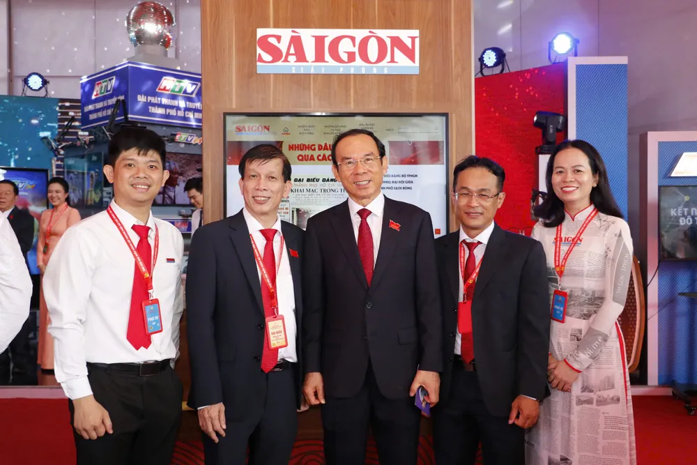 Các đại biểu tham quan Không gian triển lãm Báo SGGP 3.jpg