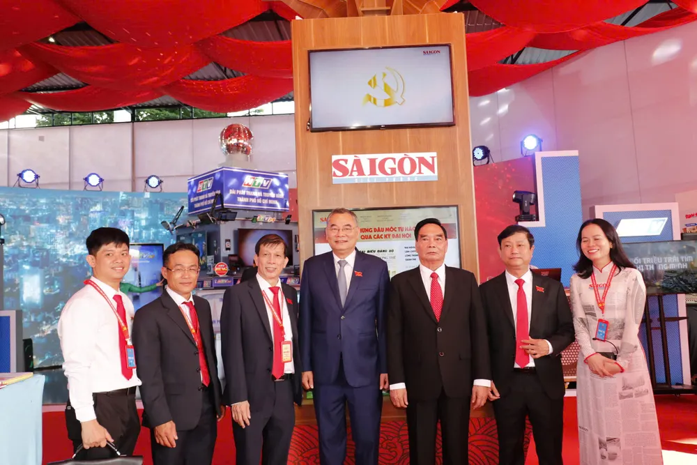 Các đại biểu tham quan không gian triển lãm Báo SGGP tại đại hội 4.jpg