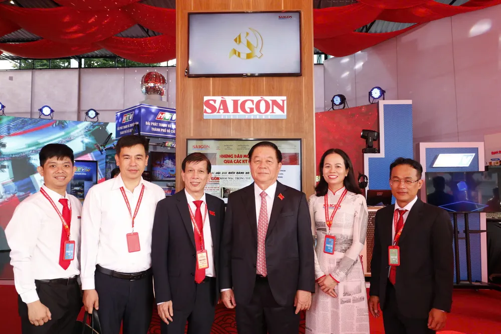 Các đại biểu tham quan Không gian triển lãm Báo SGGP 5.jpg