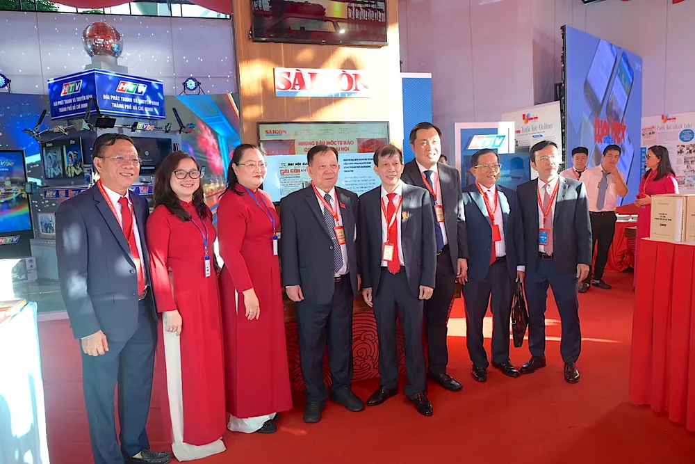 Các đại biểu tham quan không gian triển lãm Báo SGGP z7113742822588_997b4b6092a92d5276897279df561fa9.jpg