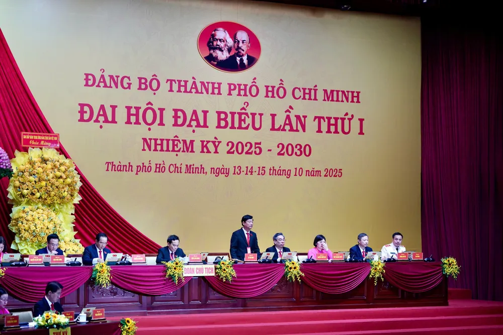 Đoàn Chủ tịch đại hội điều hành phiên bế mạc. Ảnh: HOÀNG HÙNG z7117532983001_3cd8df1c63d831e75046e93fbcb2e787.jpg