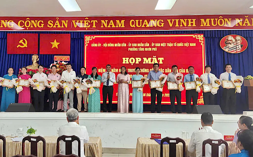 Bí thư Đảng ủy phường Tăng Nhơn Phú Nguyễn Bạch Hoàng Phụng tặng Giấy khen đến các tập thể, cá nhân điển hình "Dân vận khéo" 16-10. Tăng Nhơn Phú 1.jpg