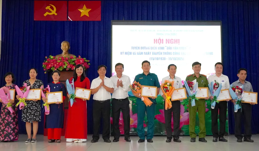 Đồng chí Lê Văn Minh tặng Giấy khen của Đảng ủy phường Bình Trưng đến các tập thể điển hình "Dân vận khéo" 6HH00115.JPG