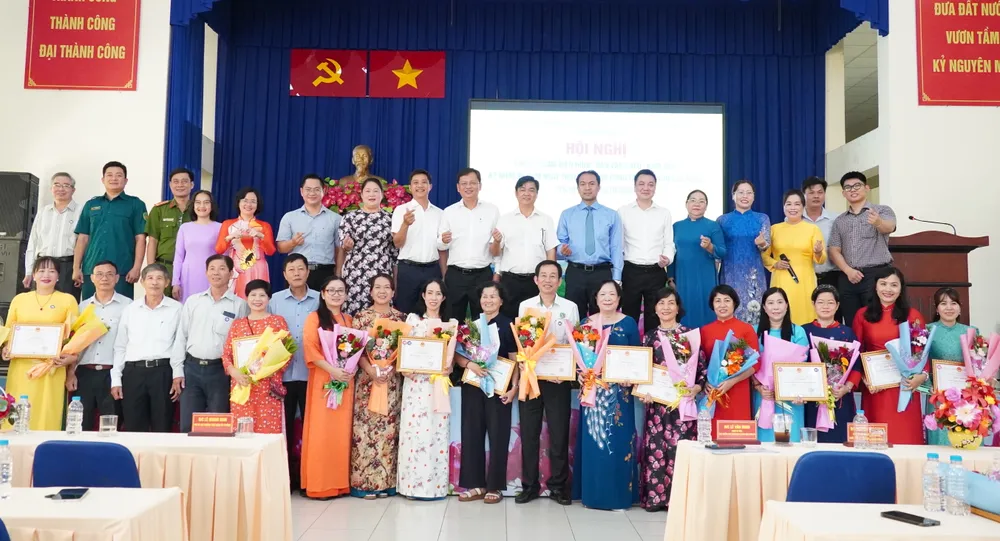 Các tập thể, cá nhân thuộc phường Bình Trưng được tuyên dương điển hình "Dân vận khéo" 6HH00152.JPG