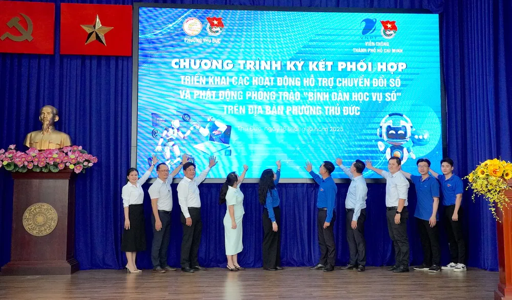 Các đại biểu thực hiện nghi thức khởi động chương trình ký kết 6HH00201.JPG