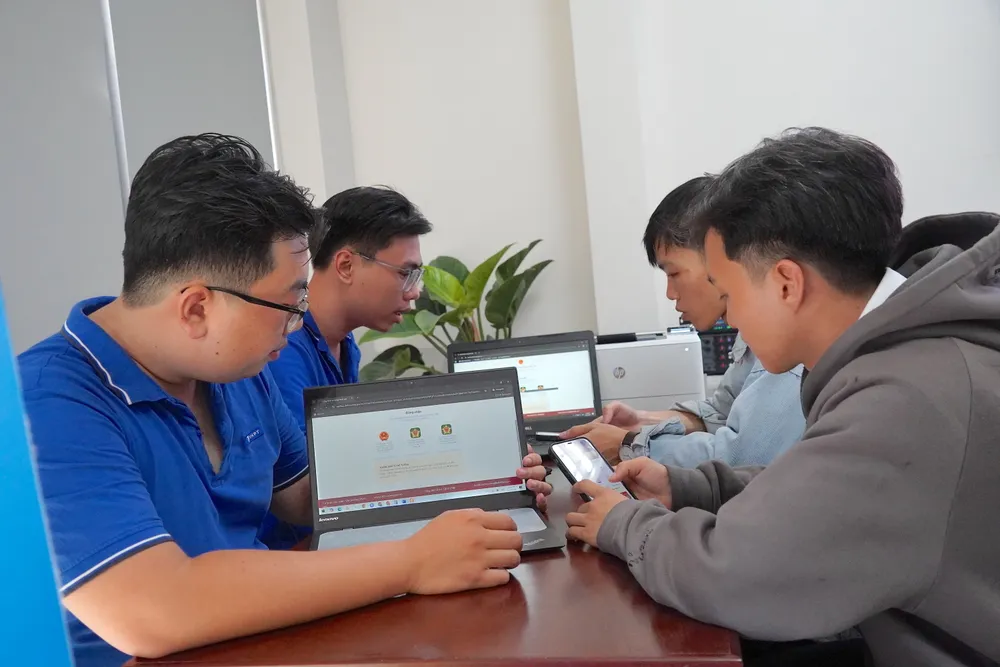 Đoàn viên thanh niên hỗ trợ hộ kinh doanh đăng ký kinh doanh trực tuyến 6HH00311.JPG