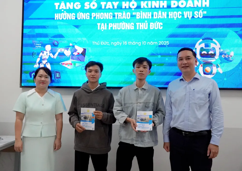 Bí thư Đảng ủy và Chủ tịch UBND phường Thủ Đức tặng "Sổ tay hộ kinh doanh" cho chủ hộ kinh doanh trên địa bàn phường 6HH00409.JPG