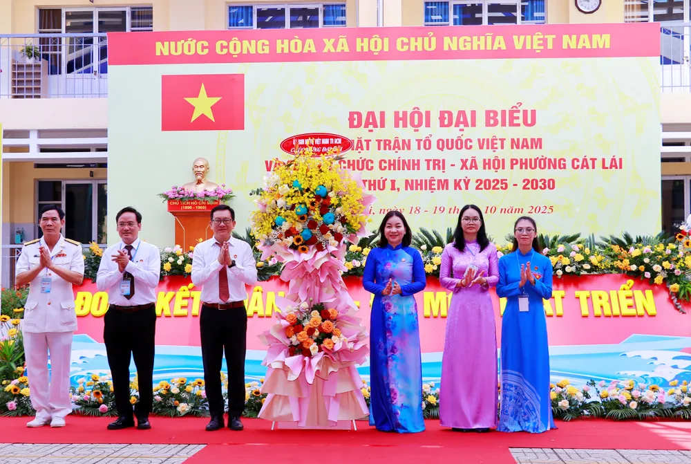 Phó Chủ tịch Thường trực Ủy ban MTTQ Việt Nam TPHCM Trương Thị Bích Hạnh tặng hoa của Ủy ban MTTQ Việt Nam TPHCM chúc mừng đại hội 19-10. Cát Lái 1.jpg