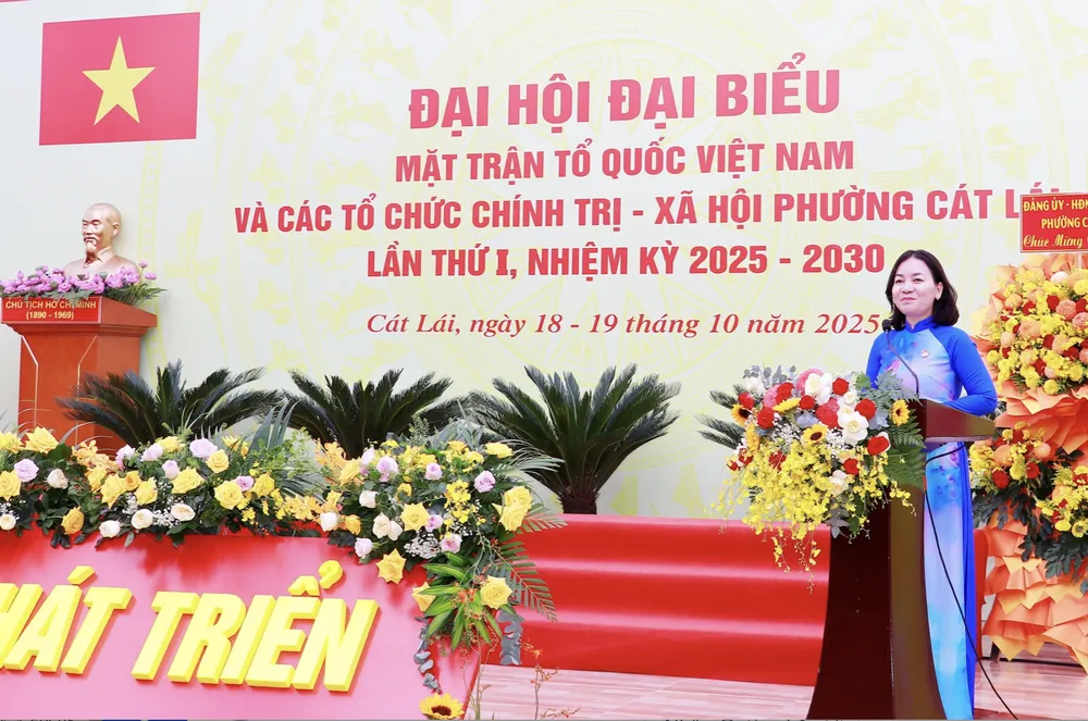 Phó Chủ tịch Thường trực Ủy ban MTTQ Việt Nam TPHCM Trương Thị Bích Hạnh phát biểu chỉ đạo đại hội Ảnh chụp Màn hình 2025-10-19 lúc 14.07.38.png
