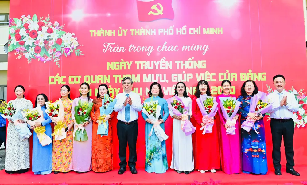 Đồng chí Nguyễn Phước Lộc và đồng chí Đặng Minh Thông tặng hoa chúc mừng nữ cán bộ lãnh đạo các cơ quan tham mưu giúp việc của Thành ủy. Ảnh VIỆT DŨNG 20-10. 1.jpg