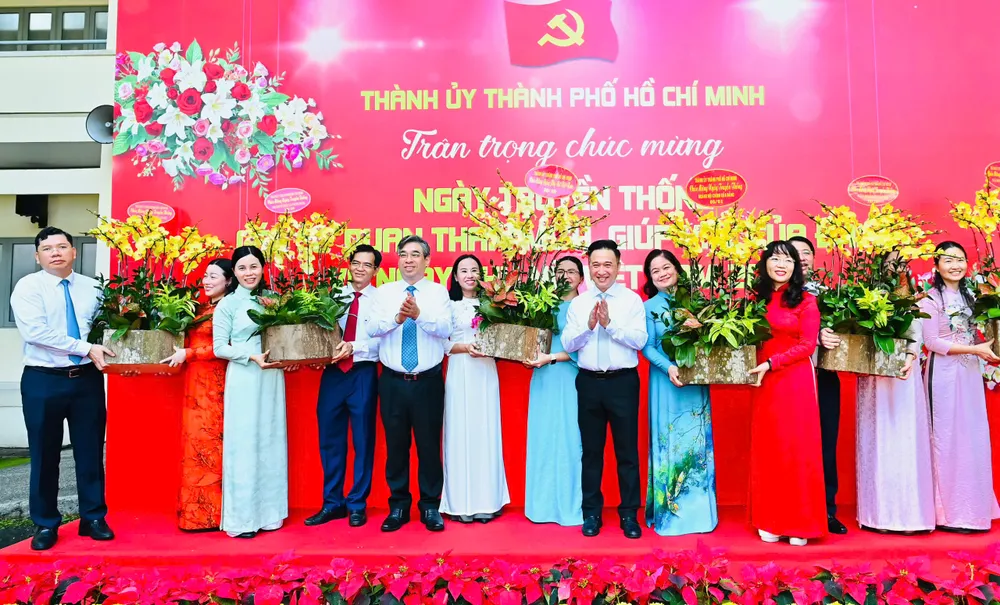 Đồng chí Nguyễn Phước Lộc và đồng chí Đặng Minh Thông tặng hoa chúc mừng các cơ quan tham mưu giúp việc của Thành ủy nhân ngày truyền thống của ngành 20-10. 10.jpg