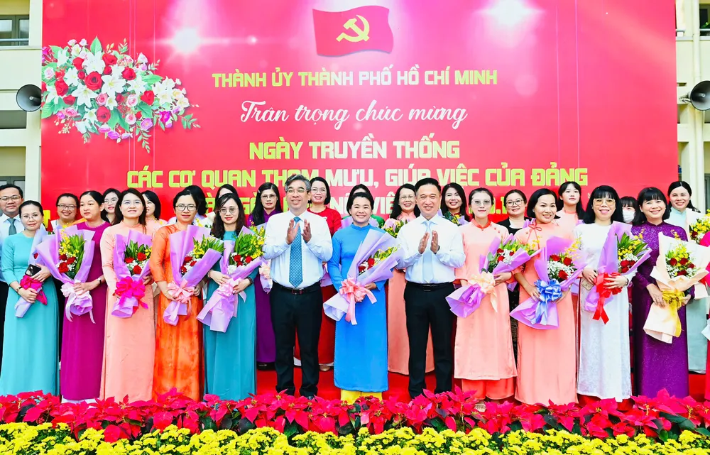 Các đồng chí cán bộ nữ các cơ quan tham mưu giúp việc của Đảng rạng rỡ trong Ngày thành lập Hội Liên hiệp Phụ nữ Việt Nam 20-10. 2.jpg