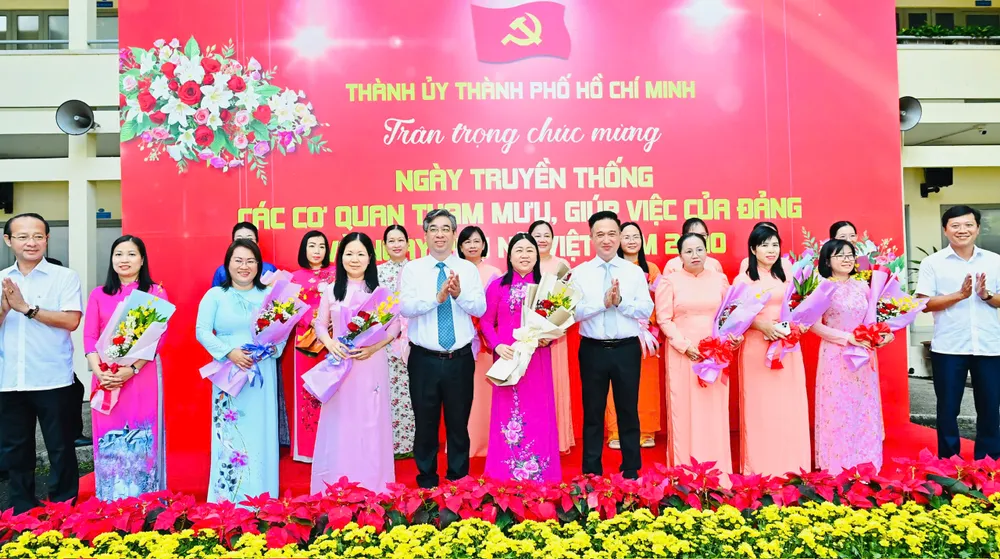 Các đồng chí cán bộ nữ các cơ quan tham mưu giúp việc của Đảng rạng rỡ trong Ngày thành lập Hội Liên hiệp Phụ nữ Việt Nam 20-10. 3.jpg