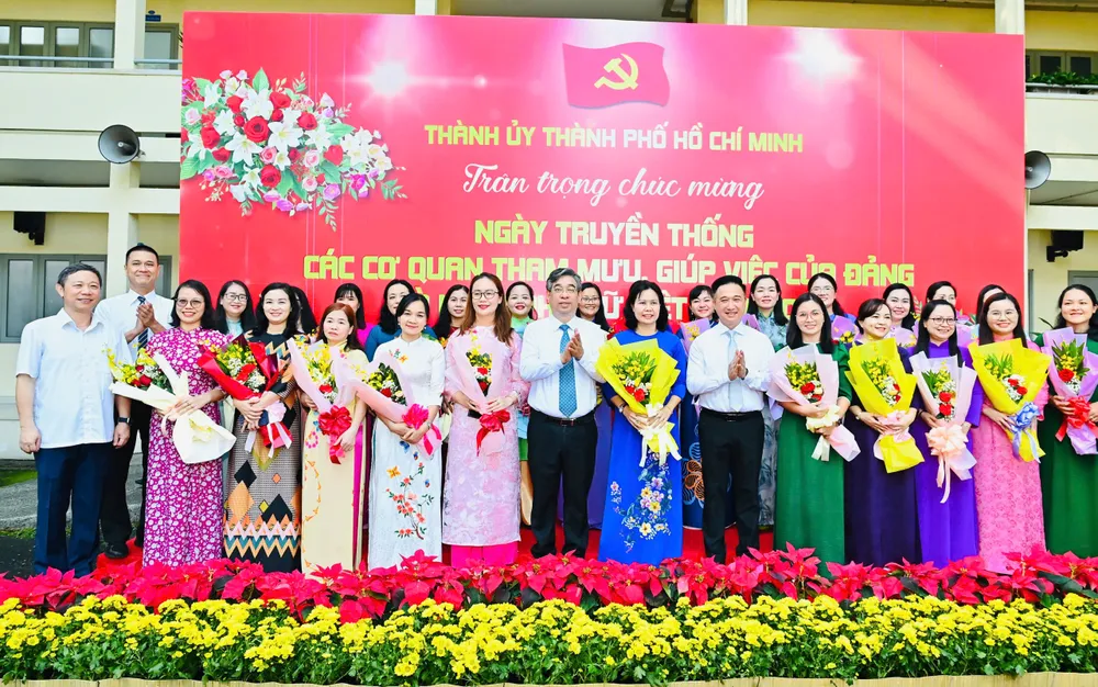 Các đồng chí cán bộ nữ các cơ quan tham mưu giúp việc của Đảng rạng rỡ trong Ngày thành lập Hội Liên hiệp Phụ nữ Việt Nam 20-10. 4.jpg