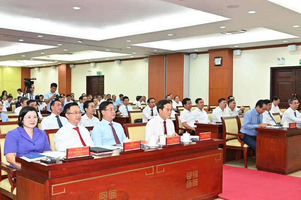 Các đồng chí Thường trực Thành ủy TPHCM cùng các đại biểu dự hội nghị. Ảnh: VIỆT DŨNG 22-10. 1.jpg