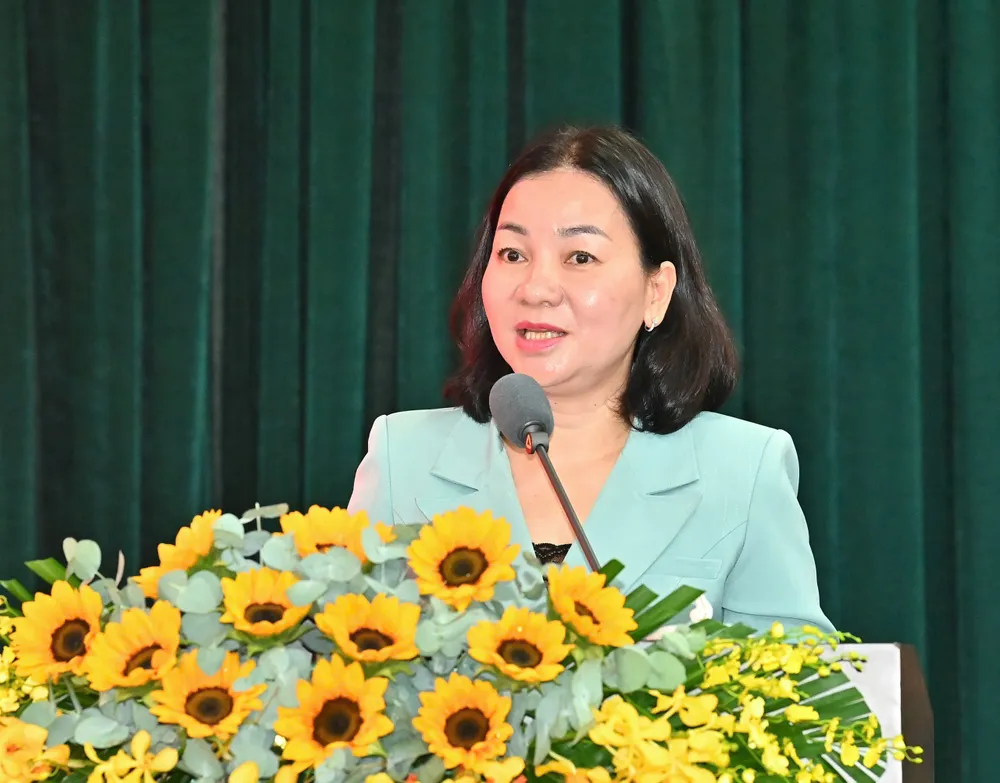 Đồng chí Trương Thị Bích Hạnh trình bày tham luận tại hội nghị. Ảnh: VIỆT DŨNG 22-10. 17.jpg