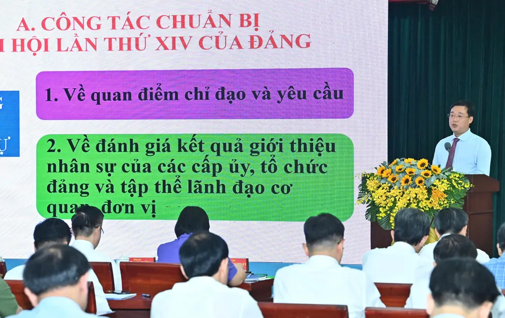 Đồng chí Lê Quốc Phong báo cáo nhanh kết quả Hội nghị lần thứ 13 Ban Chấp hành Trung ương Đảng khoá XIII. Ảnh: VIỆT DŨNG 22-10. 3.jpg