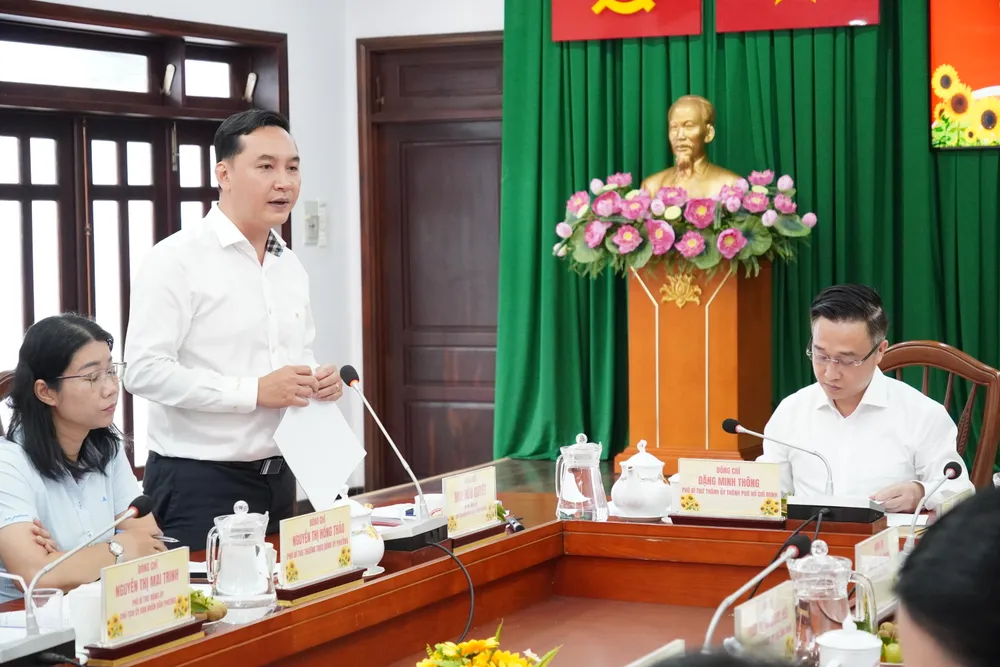 Bí thư Đảng ủy phường Thủ Đức Mai Hữu Quyết báo cáo với tổ công tác 6HH00545.JPG