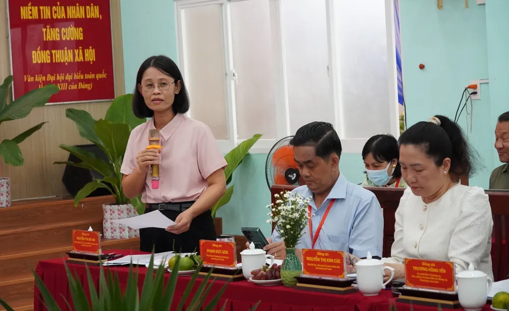 Bí thư Đảng ủy phường Linh Xuân báo cáo với tổ công tác 6HH00639.JPG