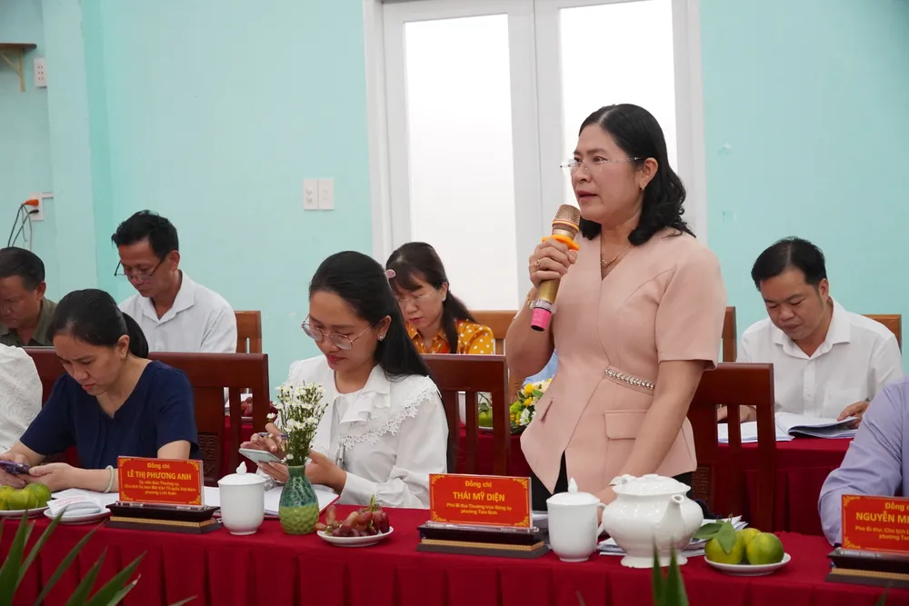 Lãnh đạo phường Tam Bình báo cáo với tổ công tác 6HH00648.JPG