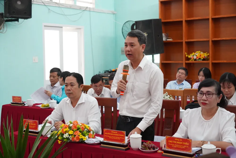 Bí thư Đảng ủy phường Tăng Nhơn Phú báo cáo với tổ công tác 6HH00661.JPG