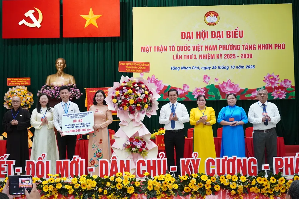 Đồng chí Trương Thị Bích Hạnh tặng hoa chúc mừng đại hội và trao bảng tượng trưng 300 triệu đồng hỗ trợ hoạt động an sinh của phường 6HH00791.JPG