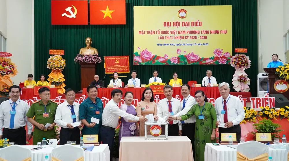 Đồng chí Trương Thị Bích Hạnh cùng các đại biểu ủng hộ đồng bào bị ảnh hưởng bởi bão lụt khắc phục hậu quả 6HH00888.JPG